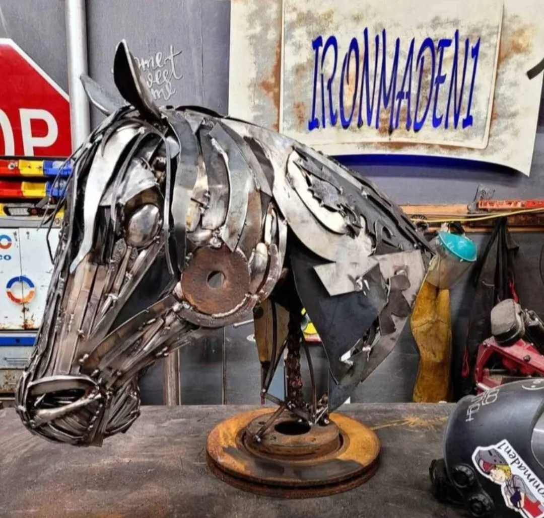 Metal horse head on display stand